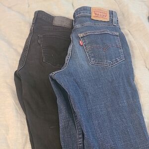 Pair Of Levi's Women's Boot Cut Jeans in Blue And Black - Like New Condition!